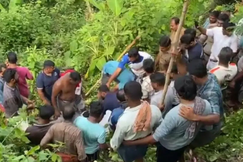 മലപ്പുറം കാളികാവ് അടയ്ക്കാക്കുണ്ടിൽ റബ്ബർ ടാപ്പിങ്ങിന് പോയ ആളെ കടുവ കൊന്നു എന്ന് സംശയം